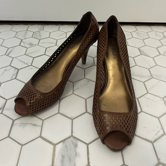 Kelly & Katie Brown Peep-Toe Pumps with Cut Out Designs, Sz 7 - Picture 1 of 6